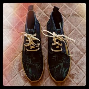 NWT TOMs Denim with Green Leaves Bota Boots